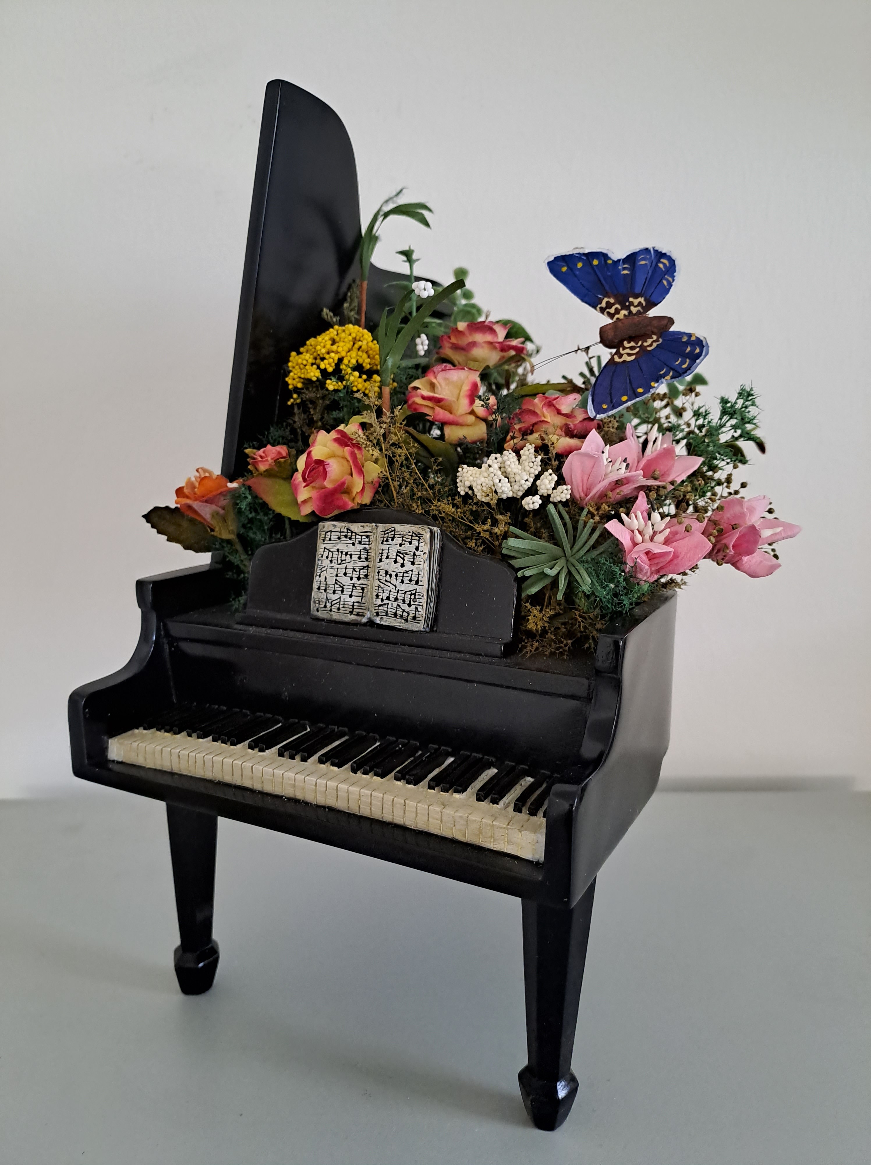 handgefertigtes Klavier, mit Blütendekoration 